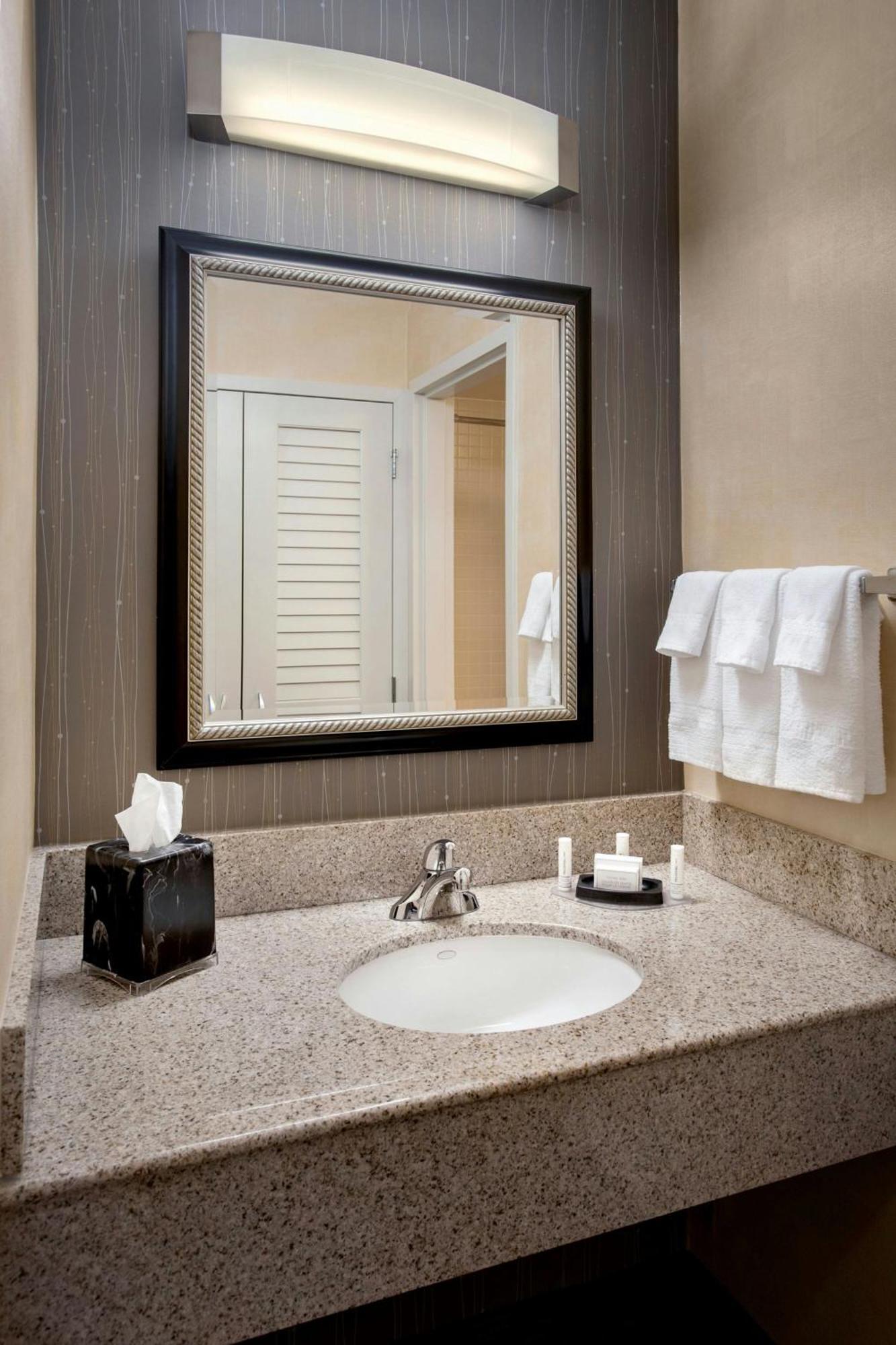 คอร์ตยาร์ด บาย แมริออท ฮาร์ตฟอร์ด/วินด์เซอร์ แอร์พอร์ต Hotel ภายนอก รูปภาพ